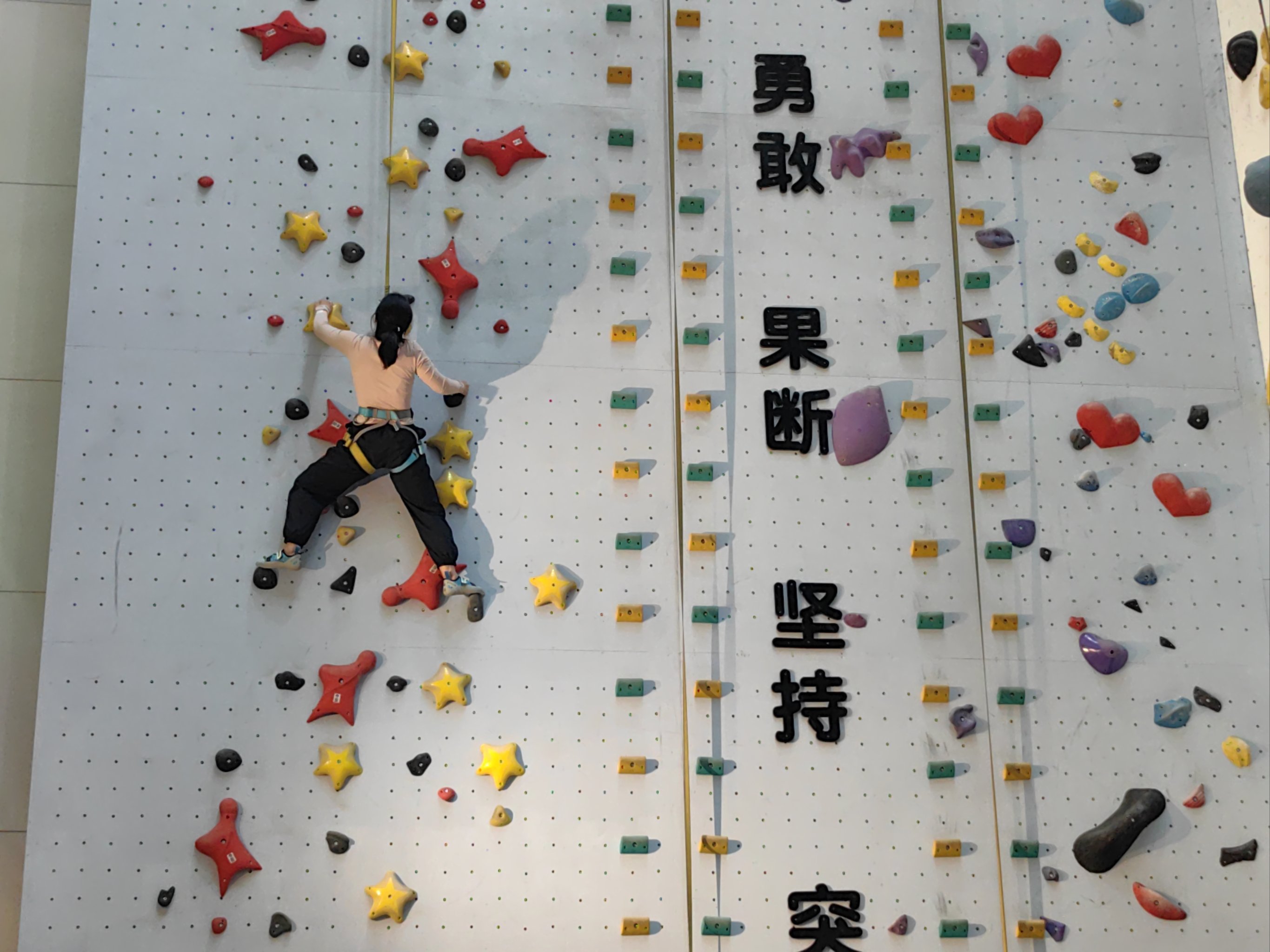 极限攀岩夜光赛，点亮黑暗中的勇气之路