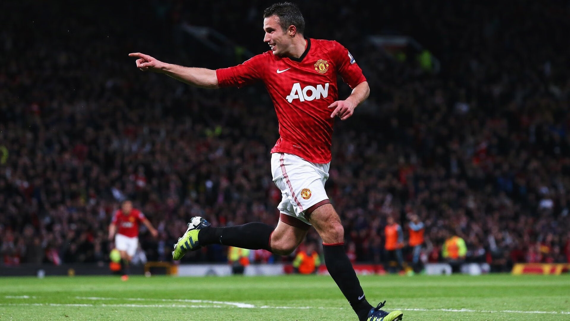 _现场观众热情高涨：气氛点燃比赛热度_，比赛气氛热烈,现场掌声不断